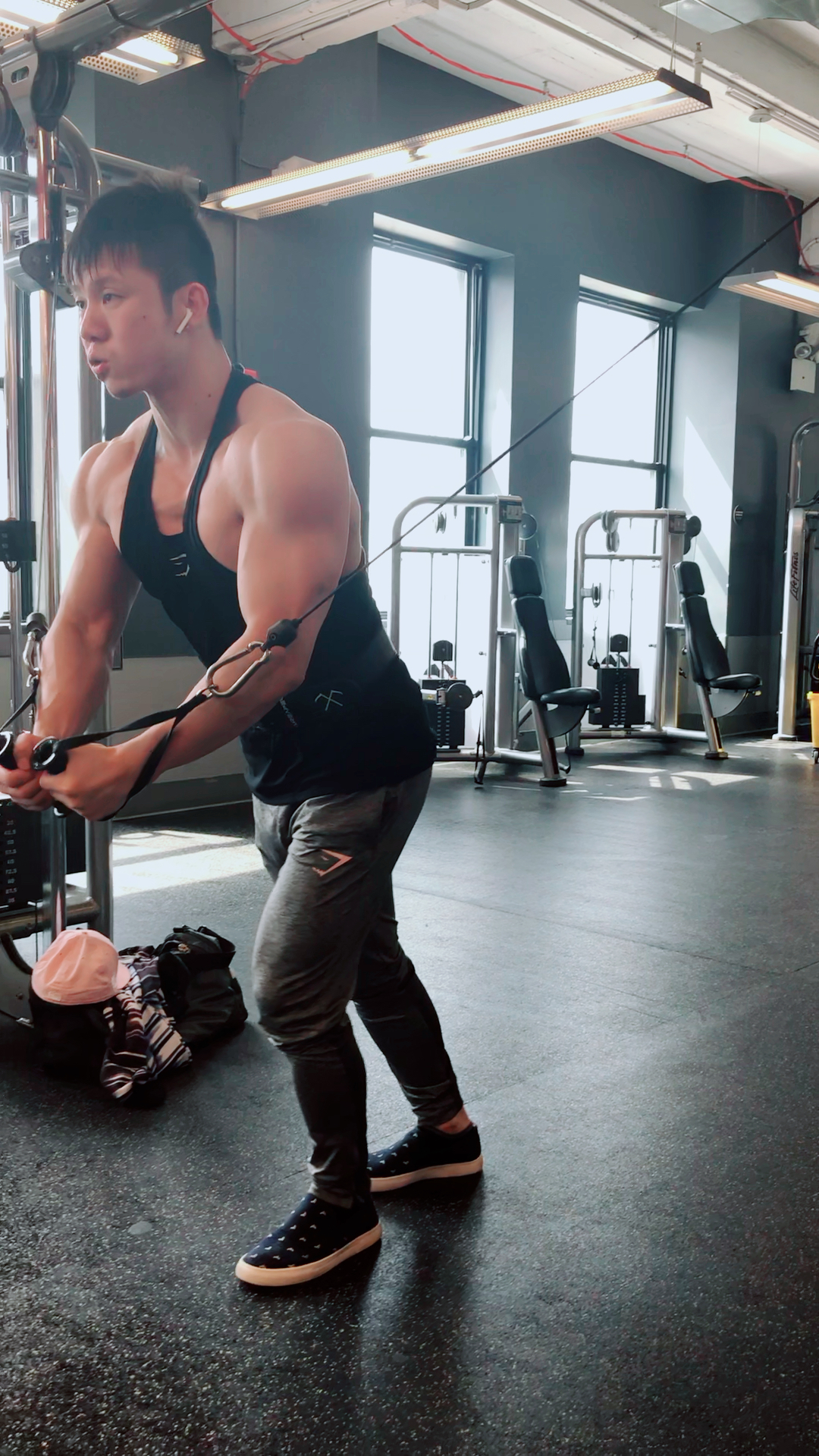 去健身房撸撸铁,绳索下压,作为胸部锻炼的最后一个动作完美炸裂.