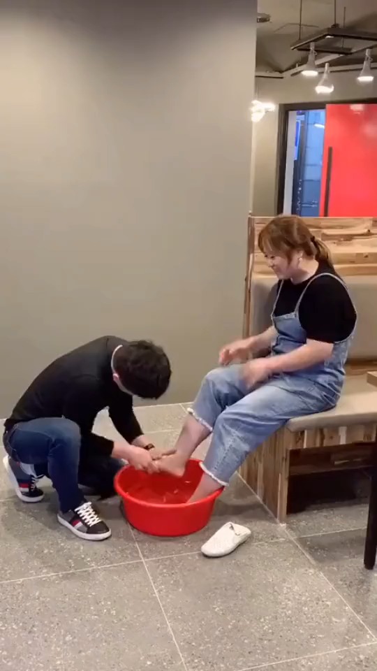 丈夫给媳妇洗脚,结果婆婆来了
