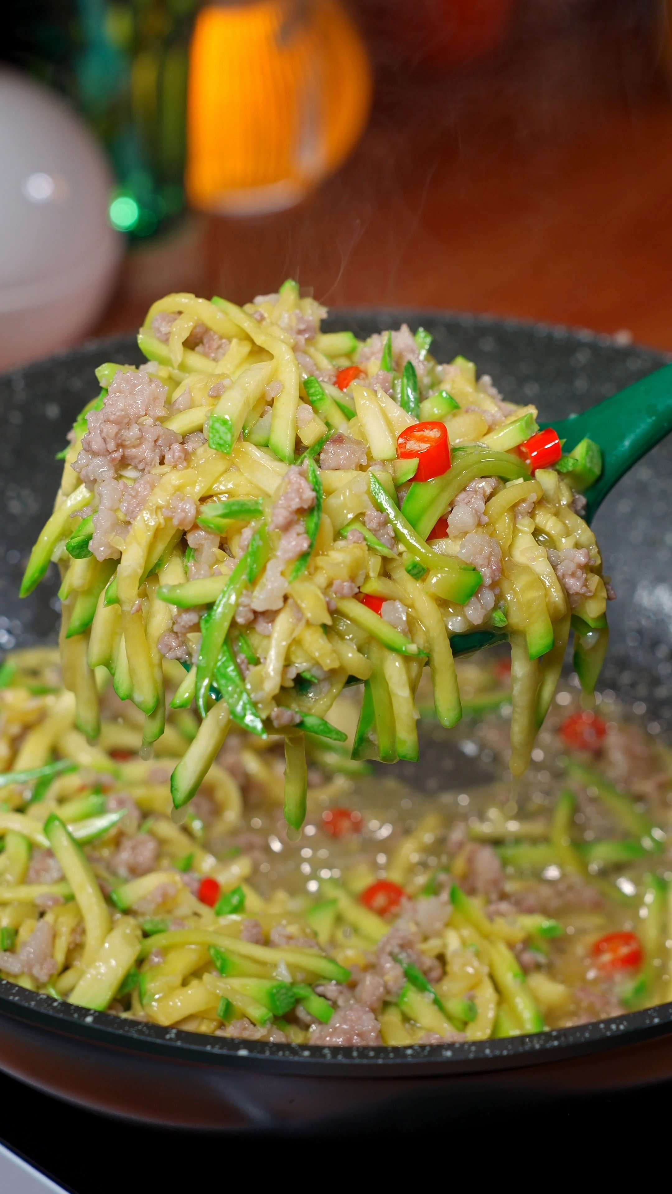 怎么把南瓜做得有食欲,试试肉沫炒南瓜丝,好吃又下饭.