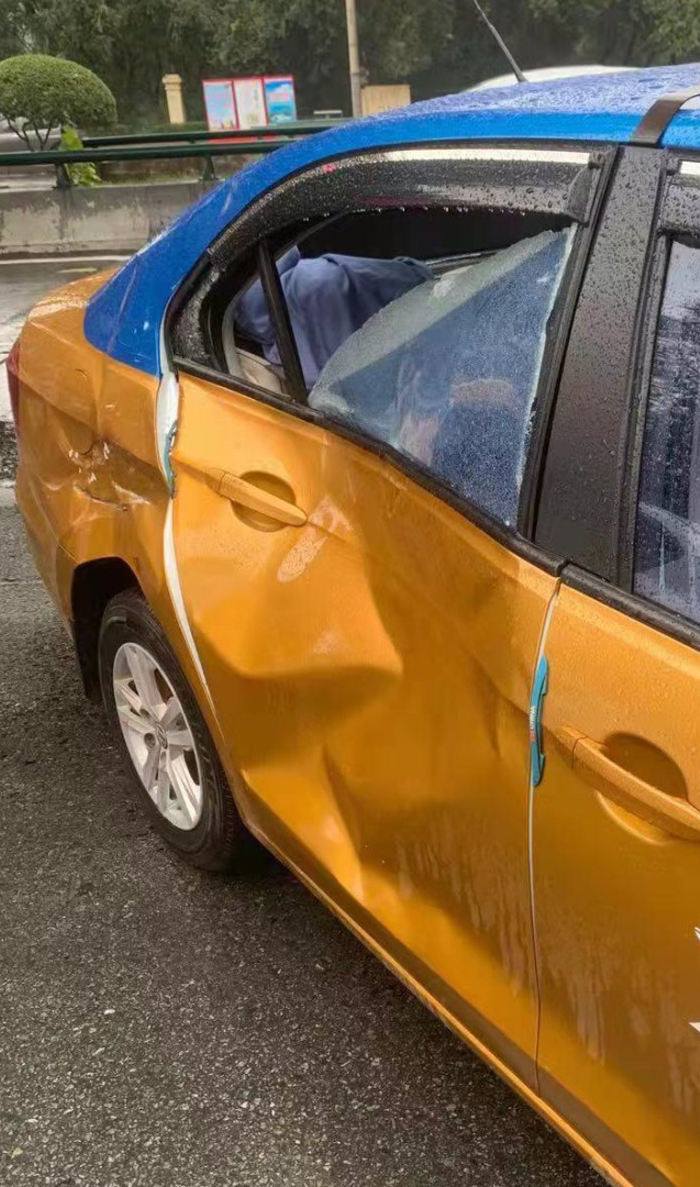 雨天开斗气车强行别车引发事故,监控视频记录惊险瞬间