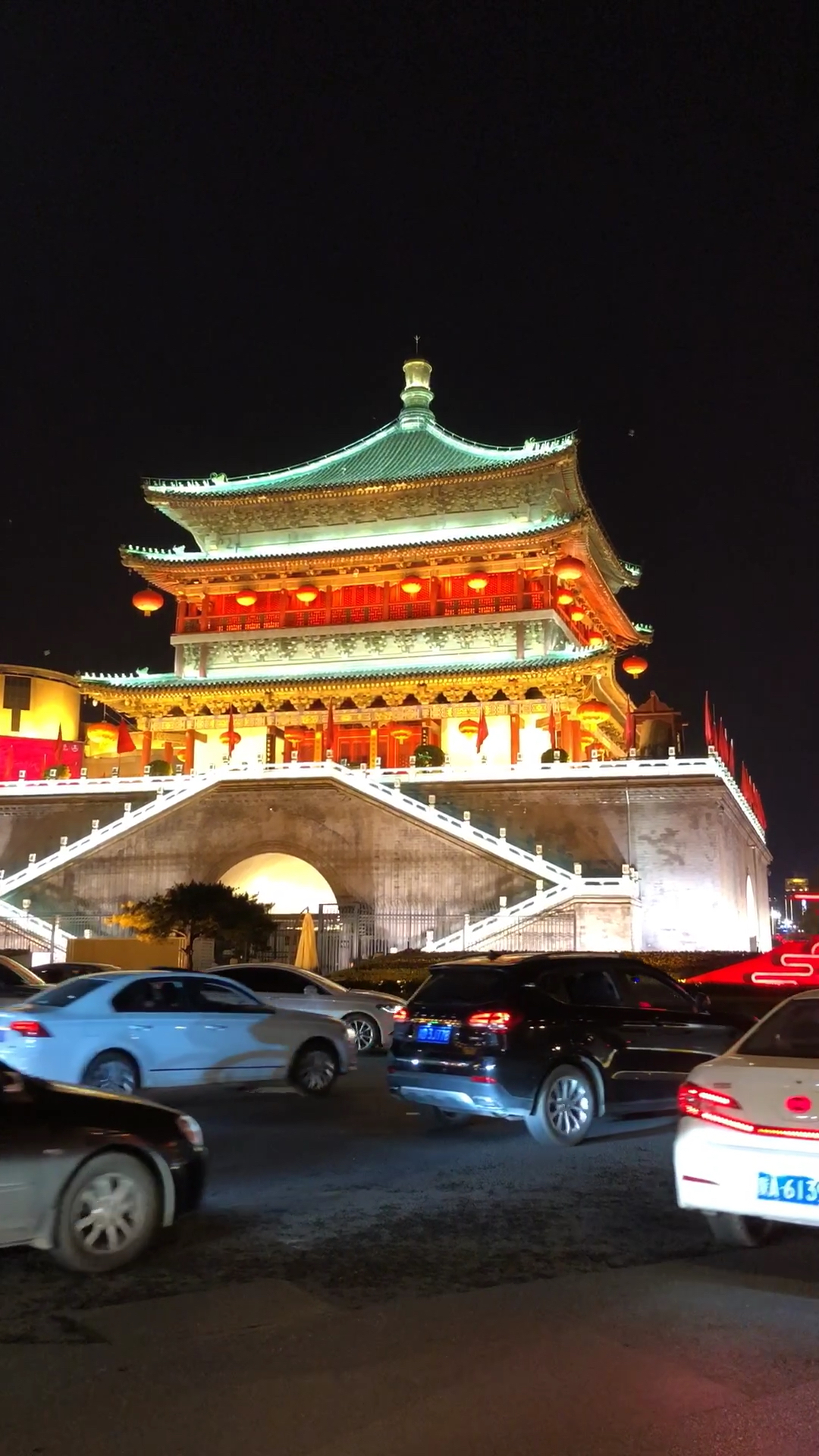 西安这是要火了么?夜里十点多的钟楼,全是游人,都在拍视频发微视.