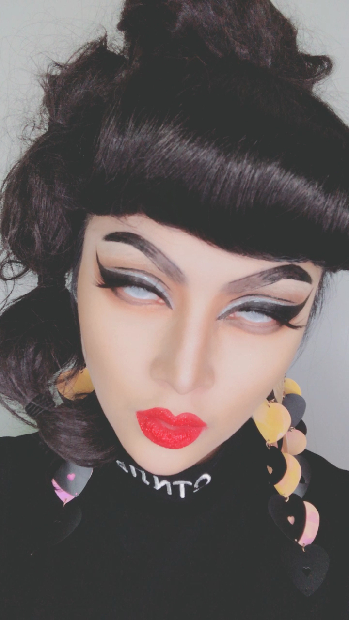 这样的翻白眼妆容你一定没见过 戴上美瞳的那一刻 我真的瞎了!