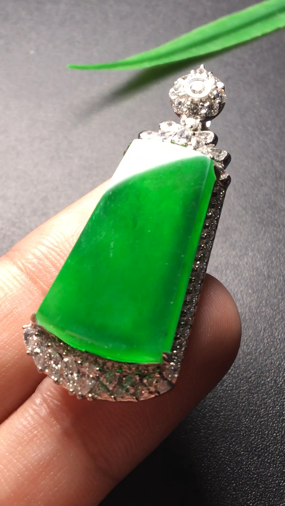 959066595高冰种满绿无事牌,种老通透,翠色艳丽迷人,水润欲滴