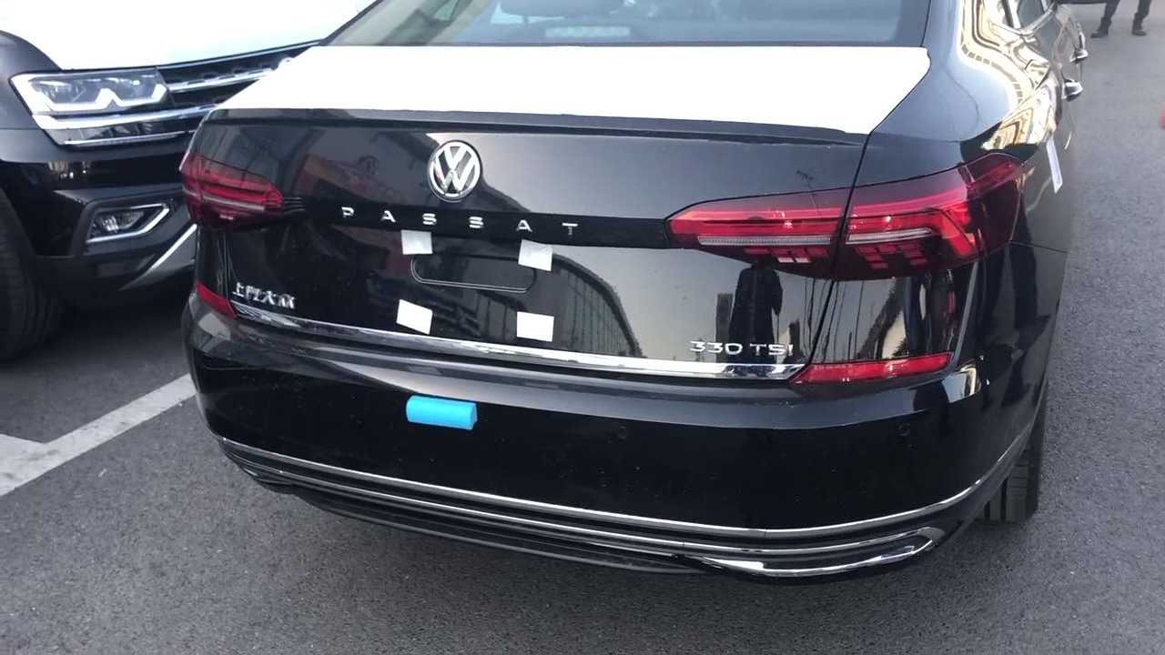 全新大众帕萨特尾部logo呈现车标下字母排列,不知道人远看还以为是