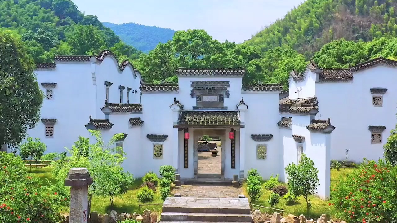 在羊楼洞的深处,有一座雷家大院.