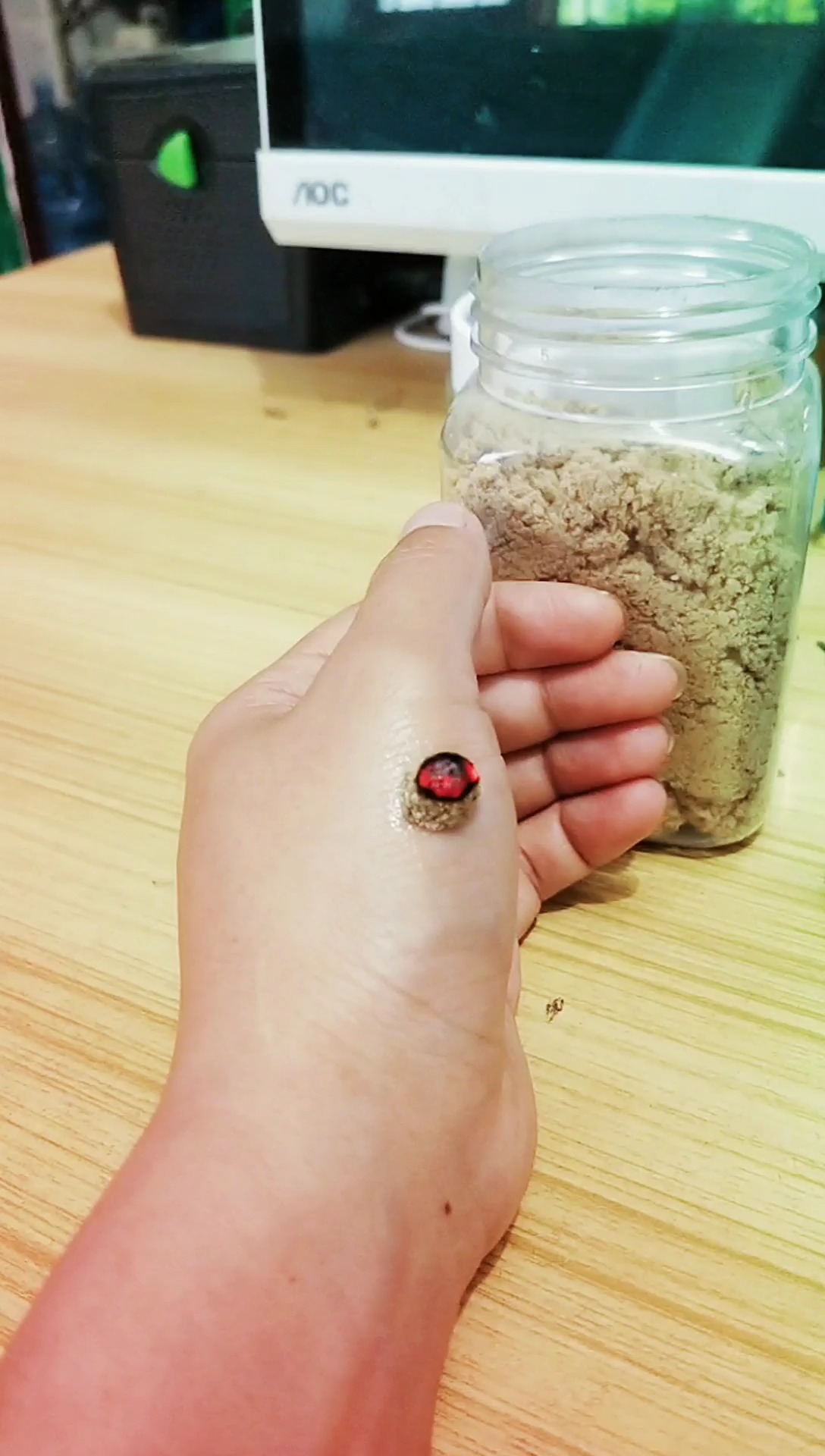 位于手外侧,第1掌骨桡侧中点赤白肉际处