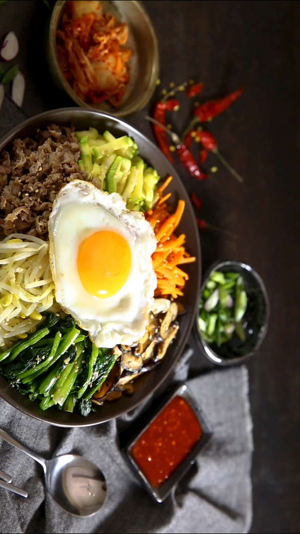 韩式拌饭配菜多,看似工序繁复.