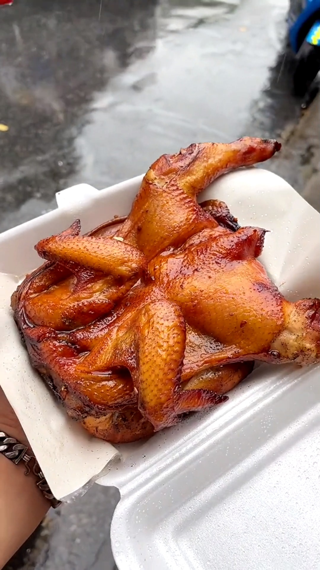 曼谷路边的瓦罐熏烤鸡,太香了!#美食