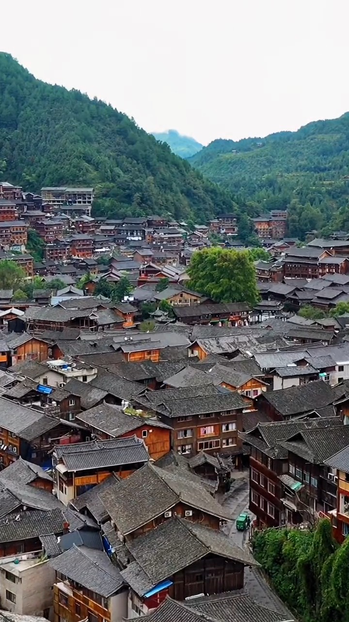 "西江千户苗寨"这是全世界最大苗族聚集地,寨子房屋几乎全是木质结构