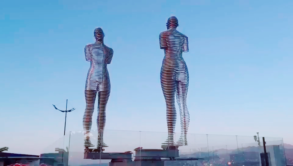 格鲁吉亚海边城市巴统著名的雕塑ali&nino 是个凄惨爱情故事 旁边还有