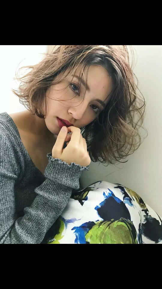 凌乱的发丝透露出来的美感