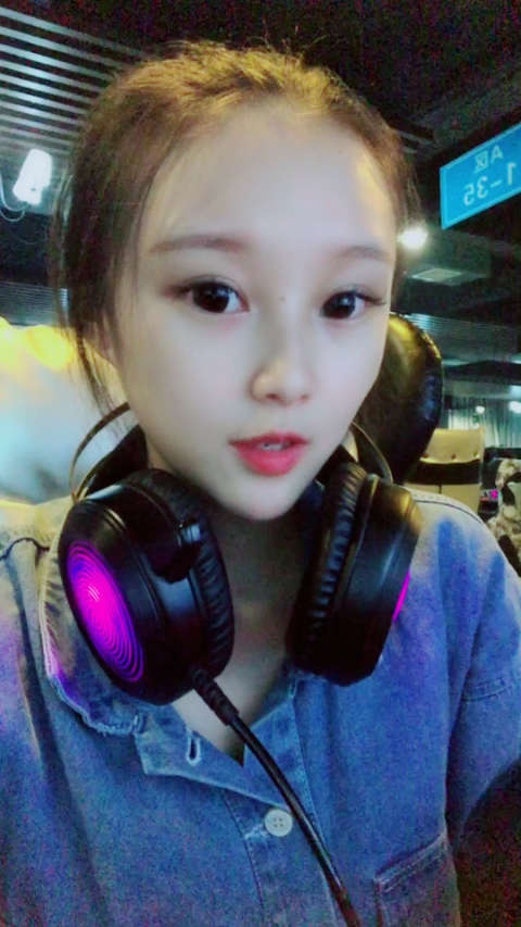 网瘾少女又开始上线  你们谁可以带我躺鸡啊 哈哈哈哈