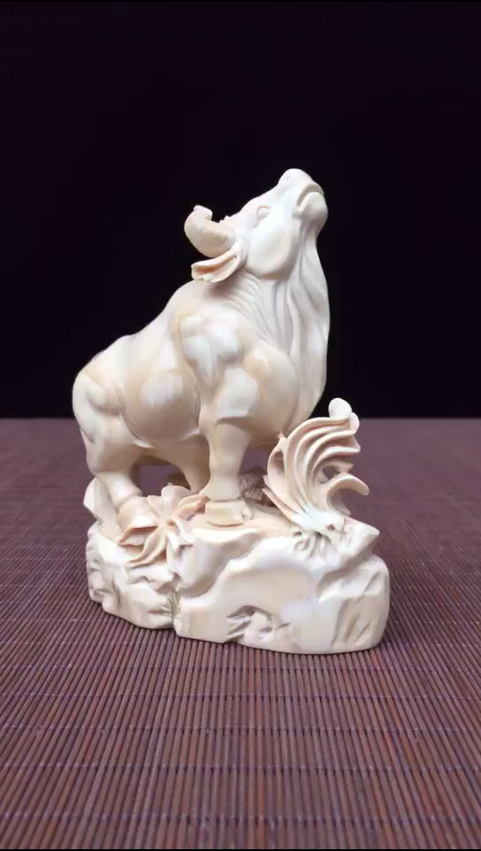 猛犸象牙《牛气冲天》摆件,大师冰料一体雕刻 ,霸气凛然,蓄势待发