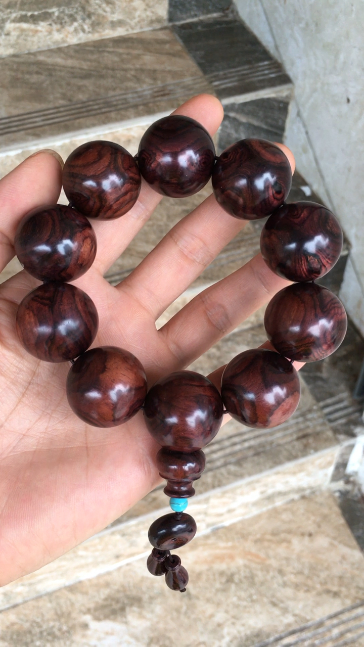 65cm对眼手串,纹理细腻,材质温润,两面满纹特别漂亮,欢迎土豪朋友