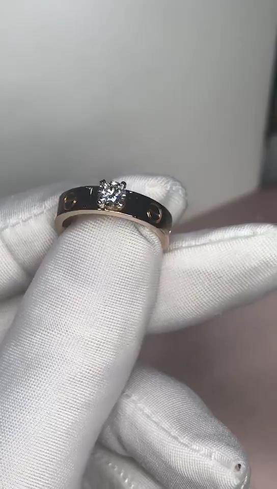 极力推荐的一款卡地亚经典螺丝戒镶嵌三十分钻石戒指