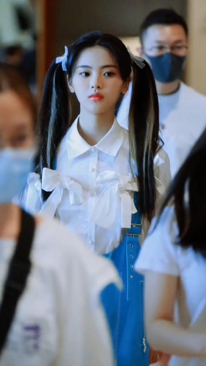 杨超越挑染双马尾蓝色背带裤,好可爱啊