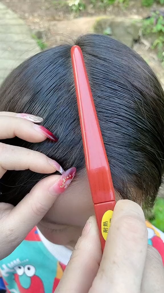 宝宝西瓜头,天热扎的清凉发型