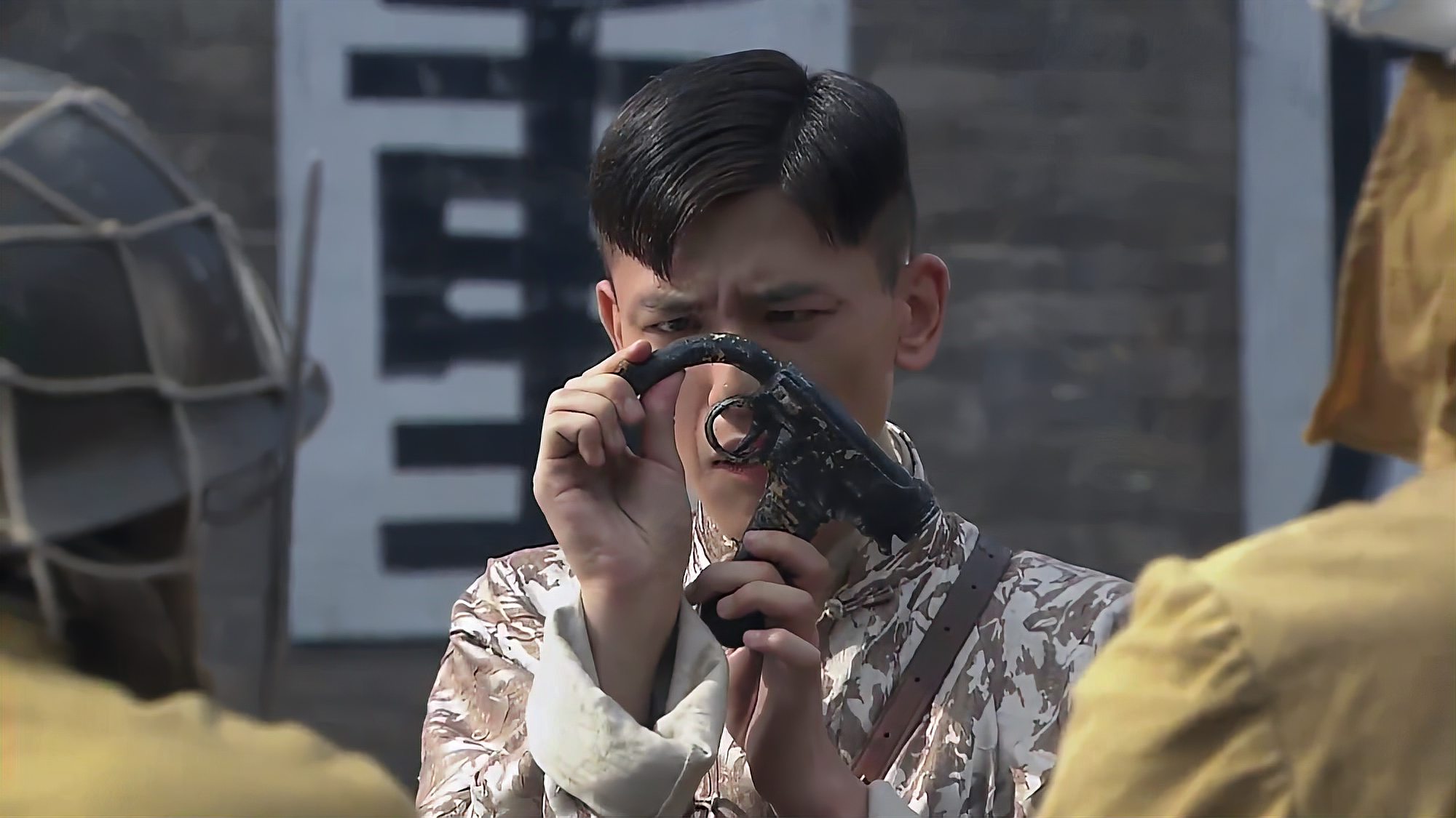 致命行动:鬼子答应给汉奸换枪,结果搬来一箱玩具,糊弄人啊