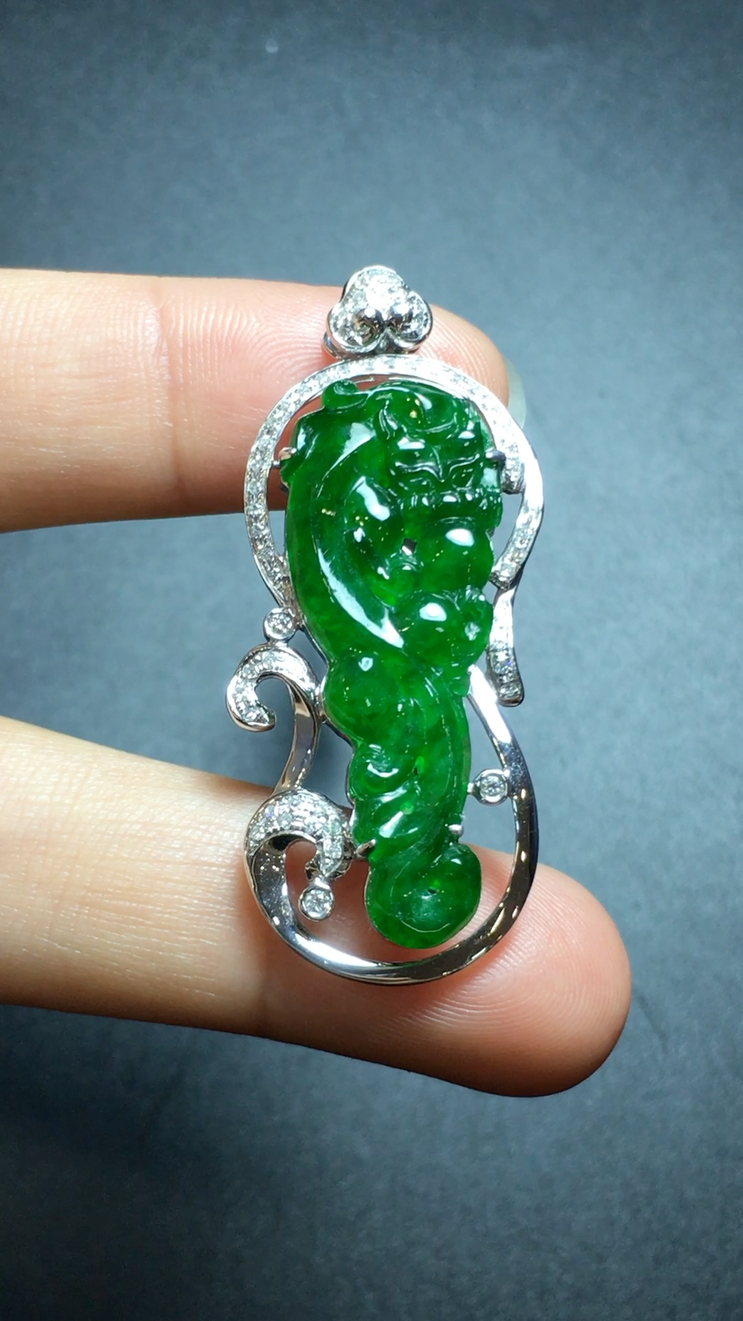 dza00006453-11278翡翠高冰老坑种辣绿草龙吊坠78 精品超值价1