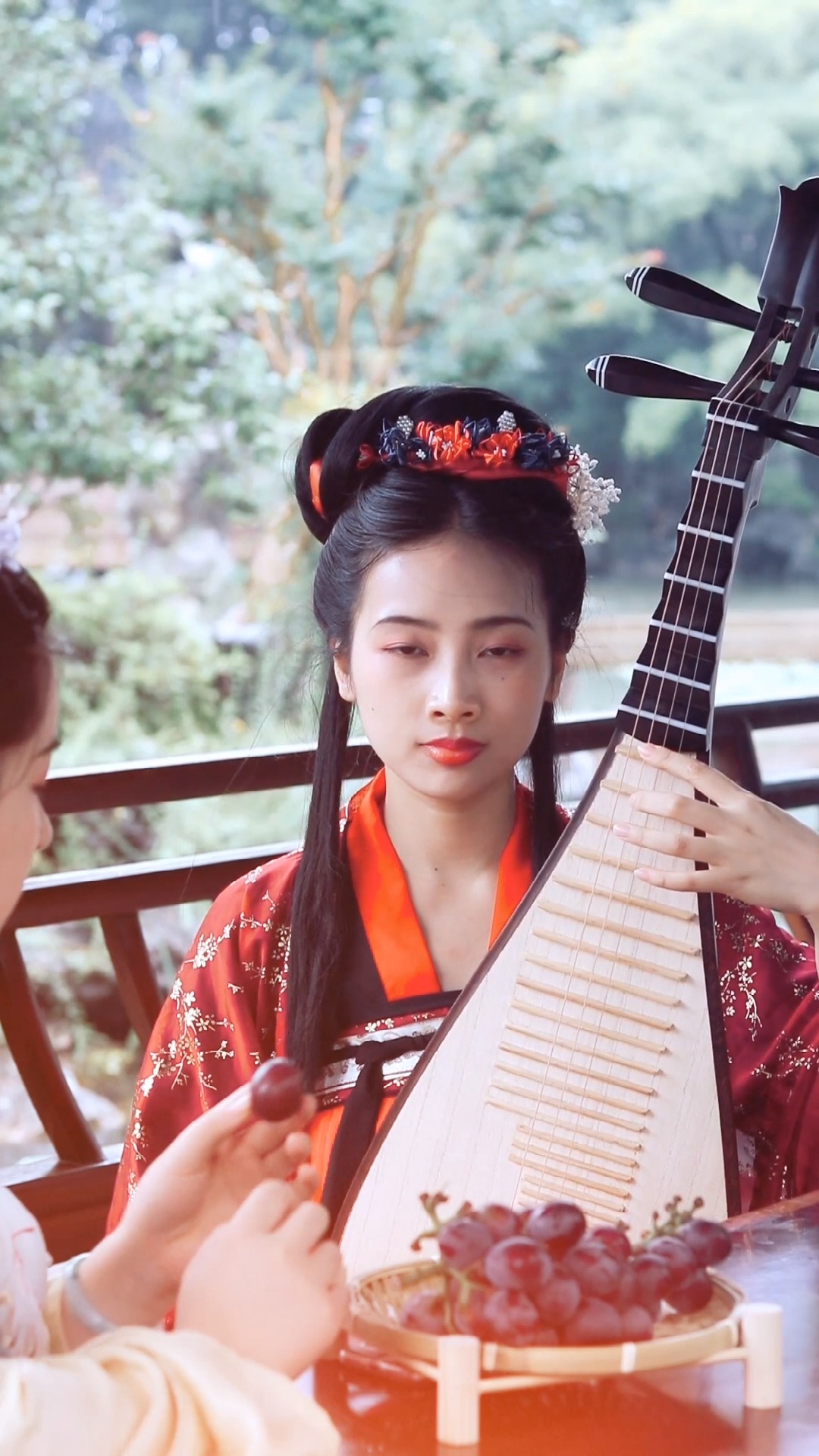 大弦嘈嘈如急雨,小弦切切如私语.园中船坊弹奏一曲琵琶版凉凉