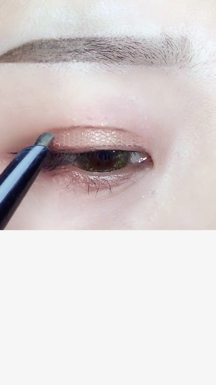 画双眼皮儿更立体 眼睛放大好几倍