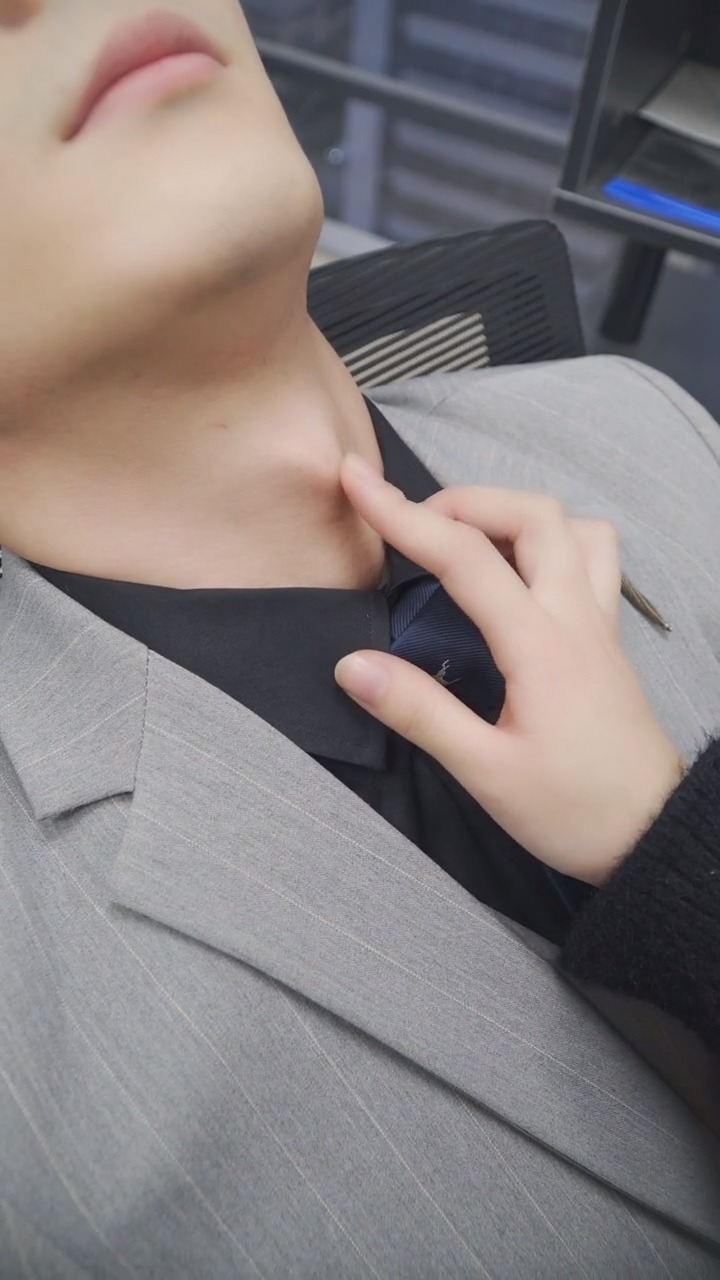 摸男朋友喉结会发生这种事