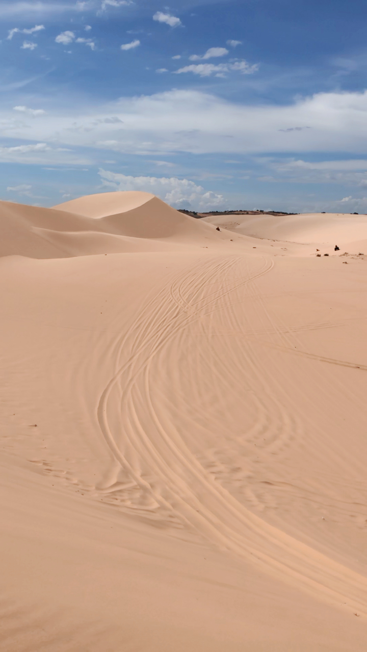在越南美奈的沙漠中飙车.