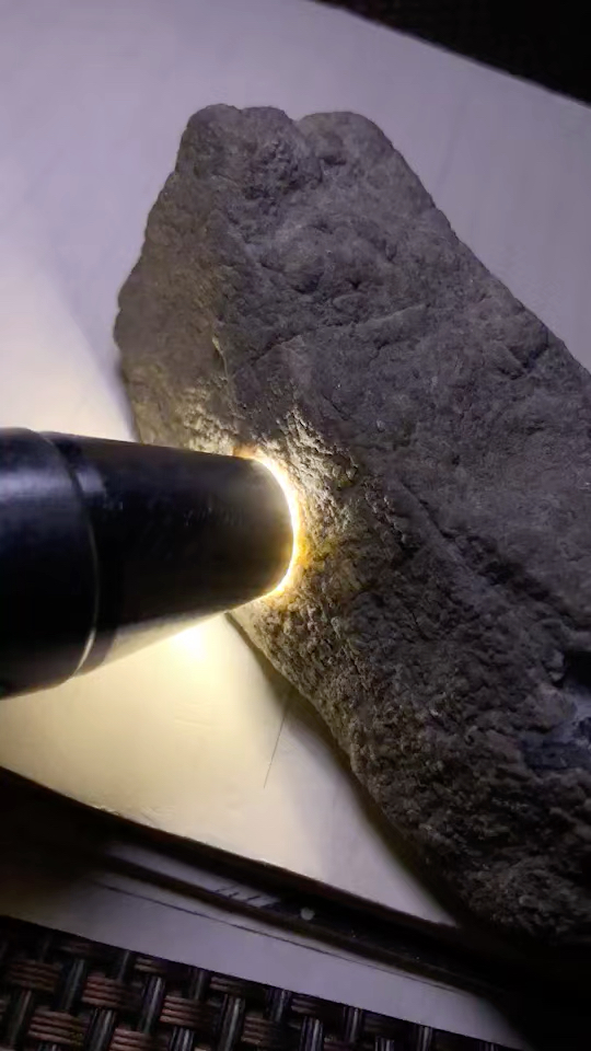 438克莫西沙,皮壳翻砂特别不错!  特别压手!   901380大洋!