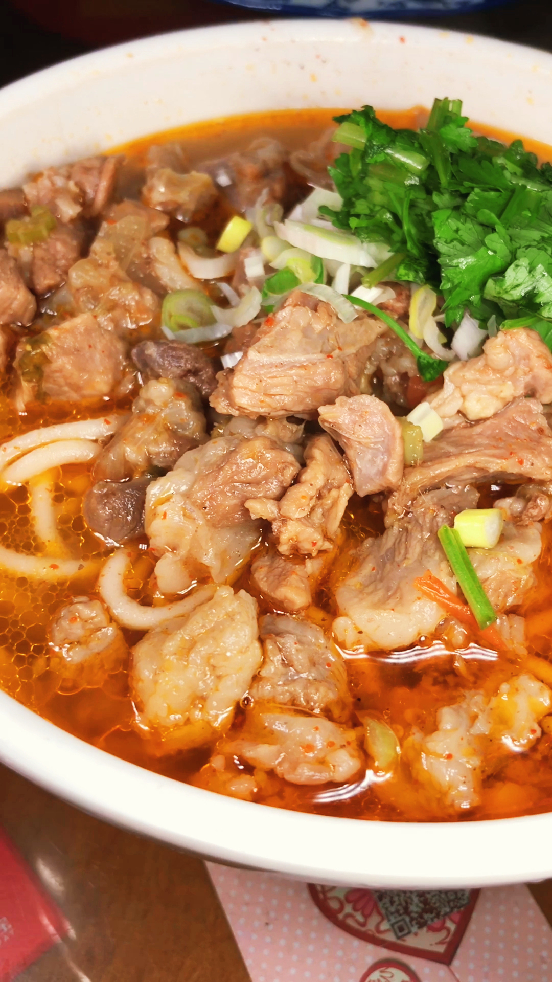 陕西榆林的羊肉面,25一碗,满满一层羊肉,面可以无限加,其实我一碗都吃