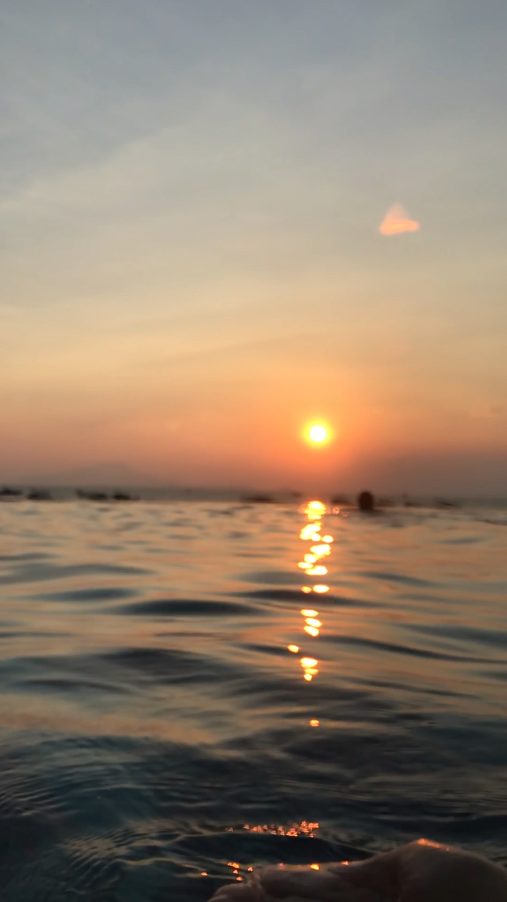 跟天际线网红泳池相比,还是夕阳更美