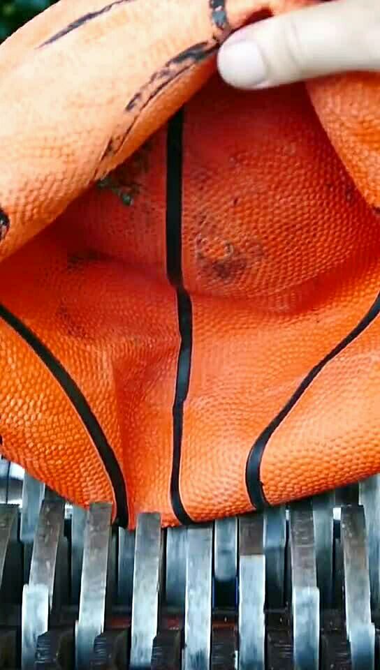 篮球场一个打坏了的篮球,拿来压碎一下.