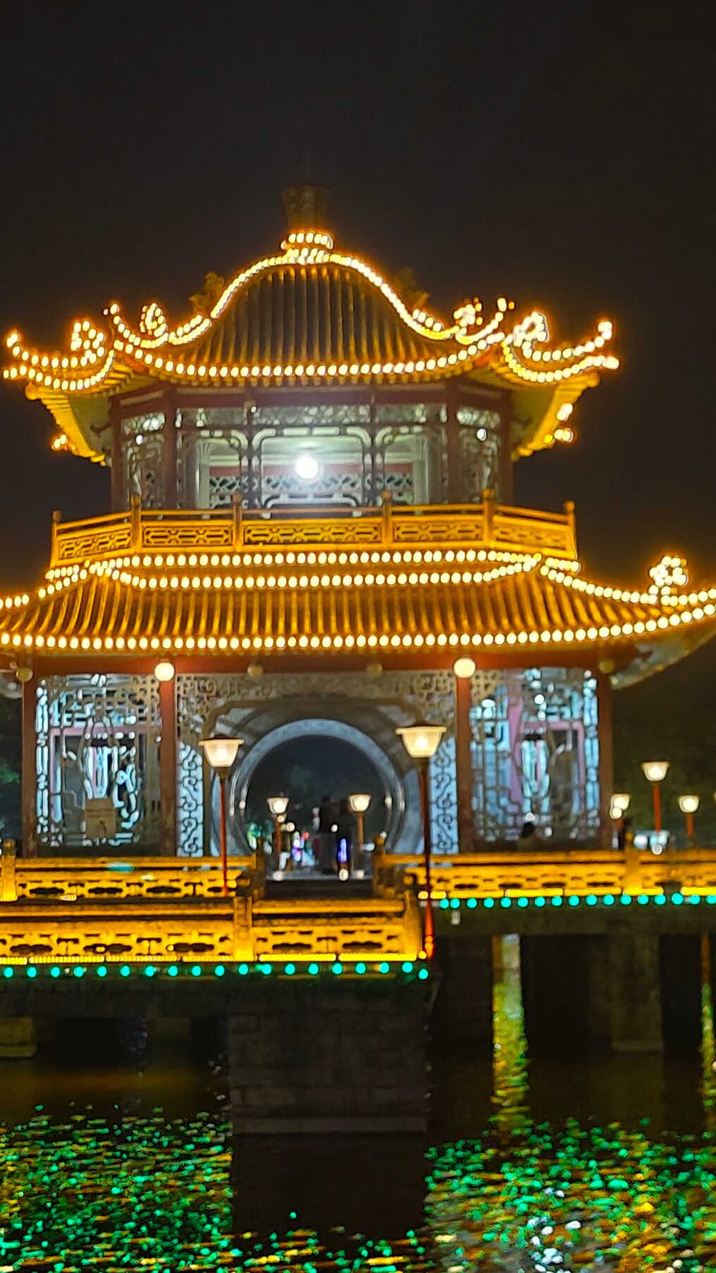 揭阳榕江西湖公园,夜色下灯光旖旎精美绝伦,展现人工湖绝美夜景