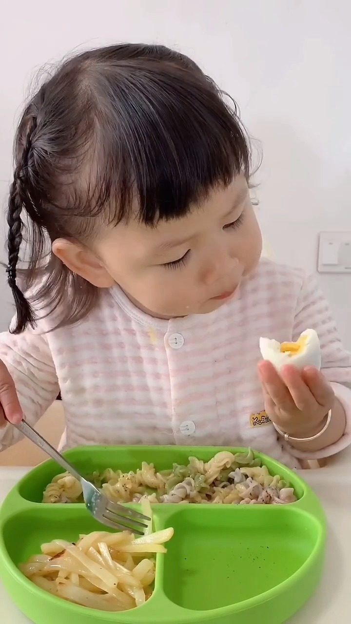 不管什么时候的胃口都这么好!#萌娃吃饭香