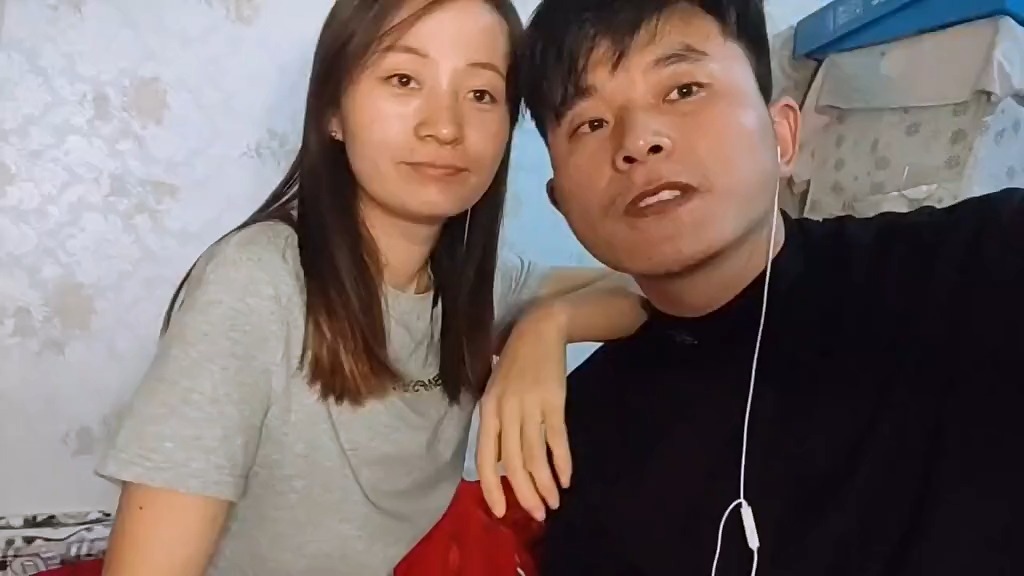 这是我老婆,她比我小一岁,村里都"喷"我是妻管严,但我不管走到哪里