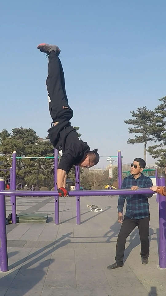 第一次双杠倒立,留念!当时真的害怕,吓坏了,哈哈90