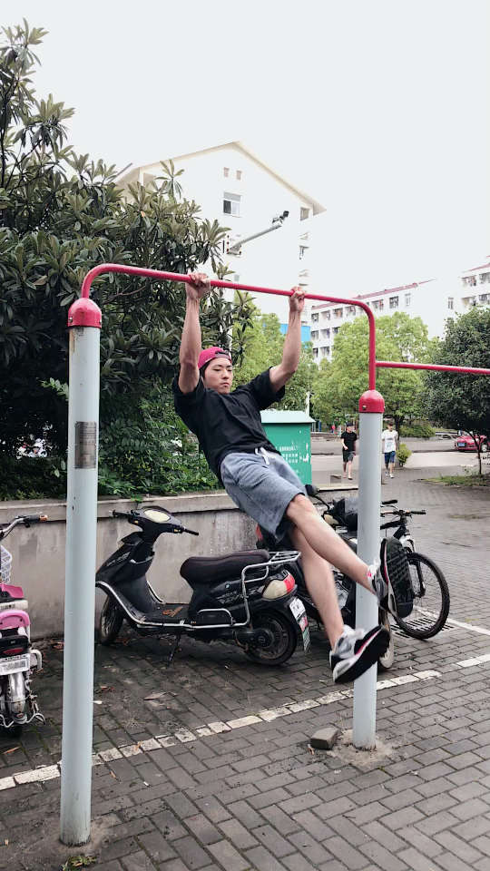 单杠前水平漫步下雨天的锻炼