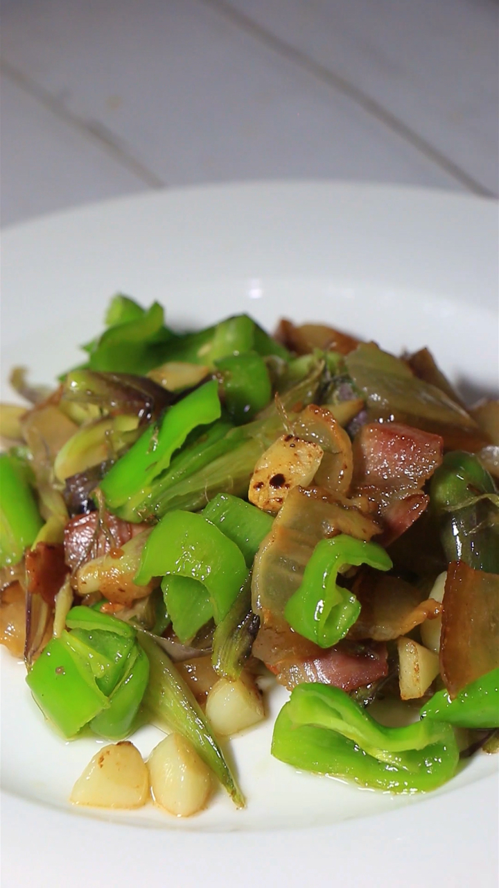 洋荷炒腊肉,这种野味具有祛风止痛,活血调经的作用