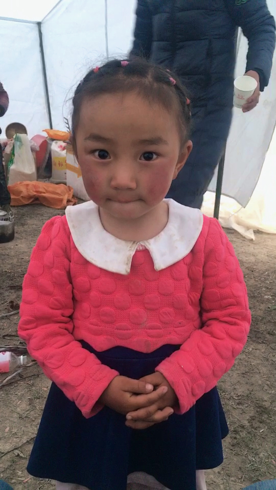 藏族小姑娘,红扑扑的小脸蛋,超级可爱!