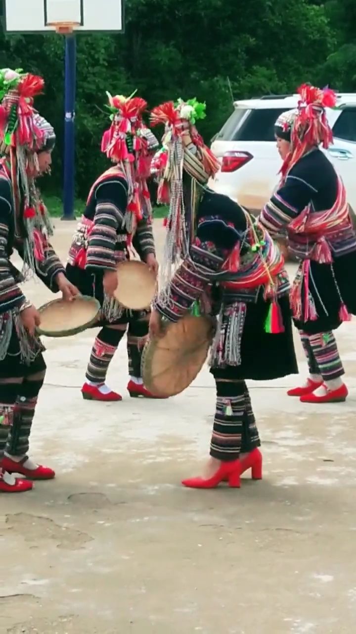 云南爱伲族舞蹈