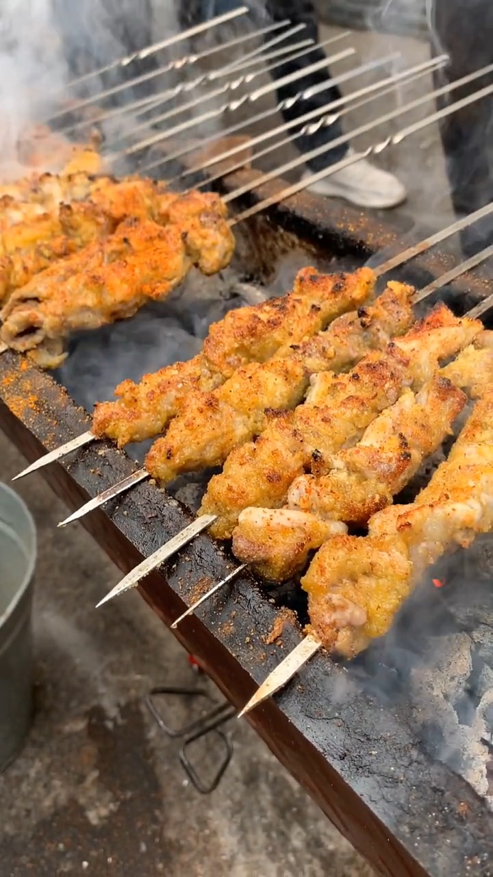 伊犁1块的烤肠子涨到1.5一串了,味道依然是原来的味道,太好吃了!