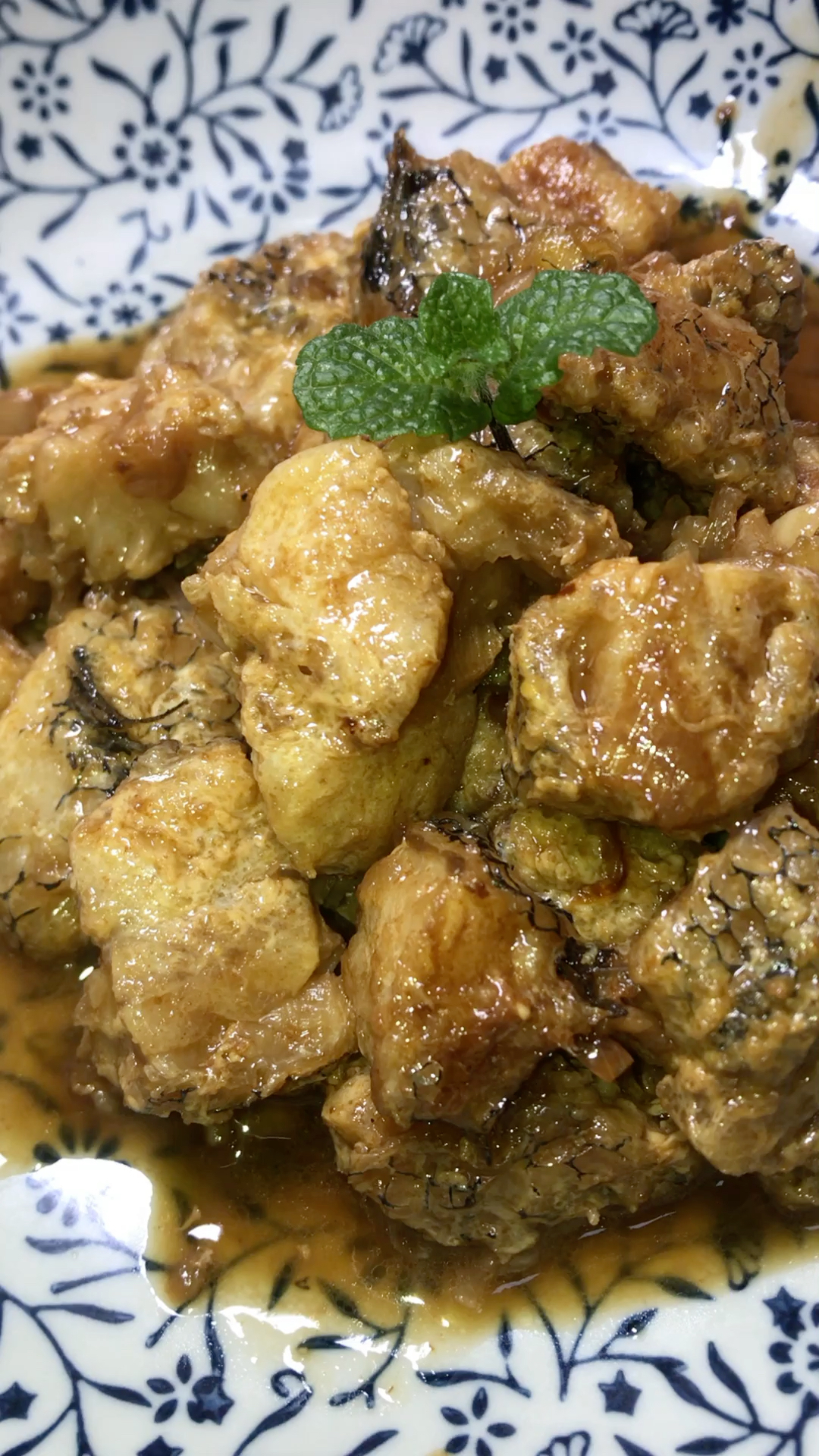 炖鳕鱼,鳕鱼刺少,肉质细腻柔软,适合老人小孩,这样炖出来味美可口