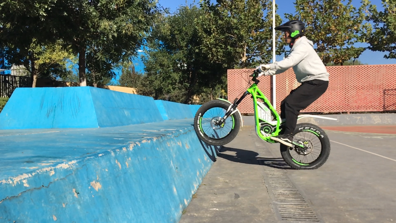 dob-d1电动攀爬车!