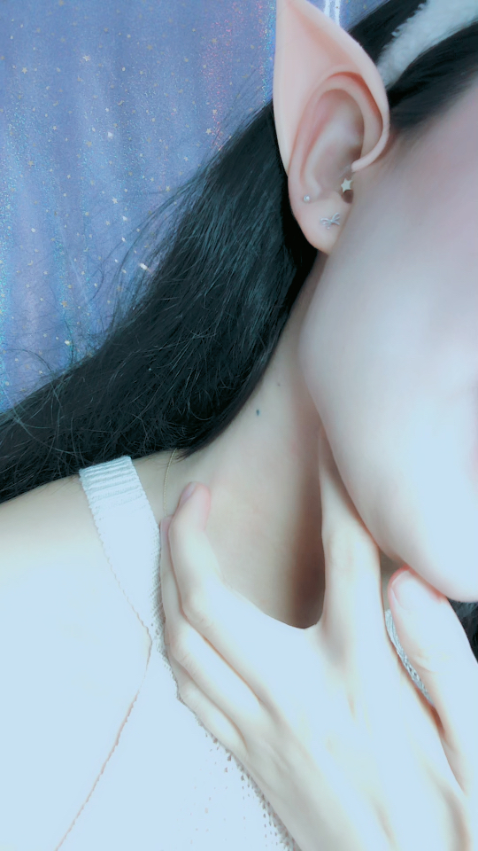 脖子上的点是文的吸血鬼咬痕,好多朋友以为是痦子989898@{uid