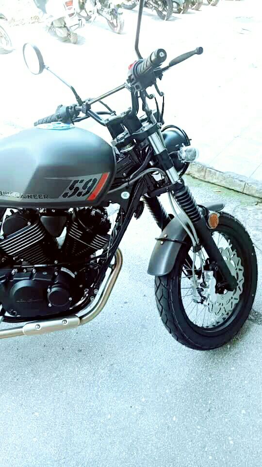 龙嘉250复古摩托车