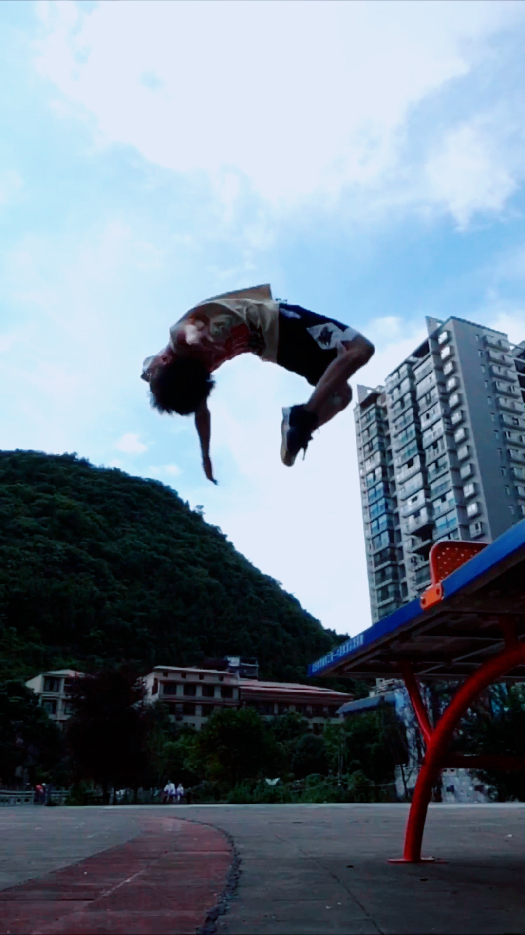 超级帅气后空翻!