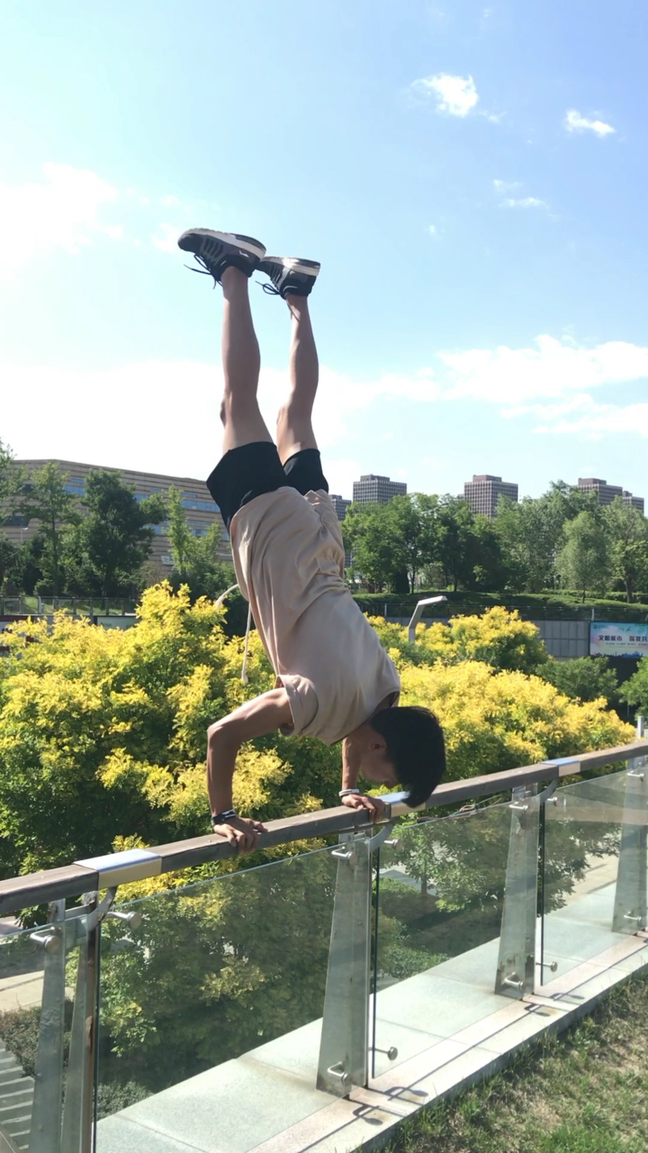 跑酷达人高空倒立挑战极限