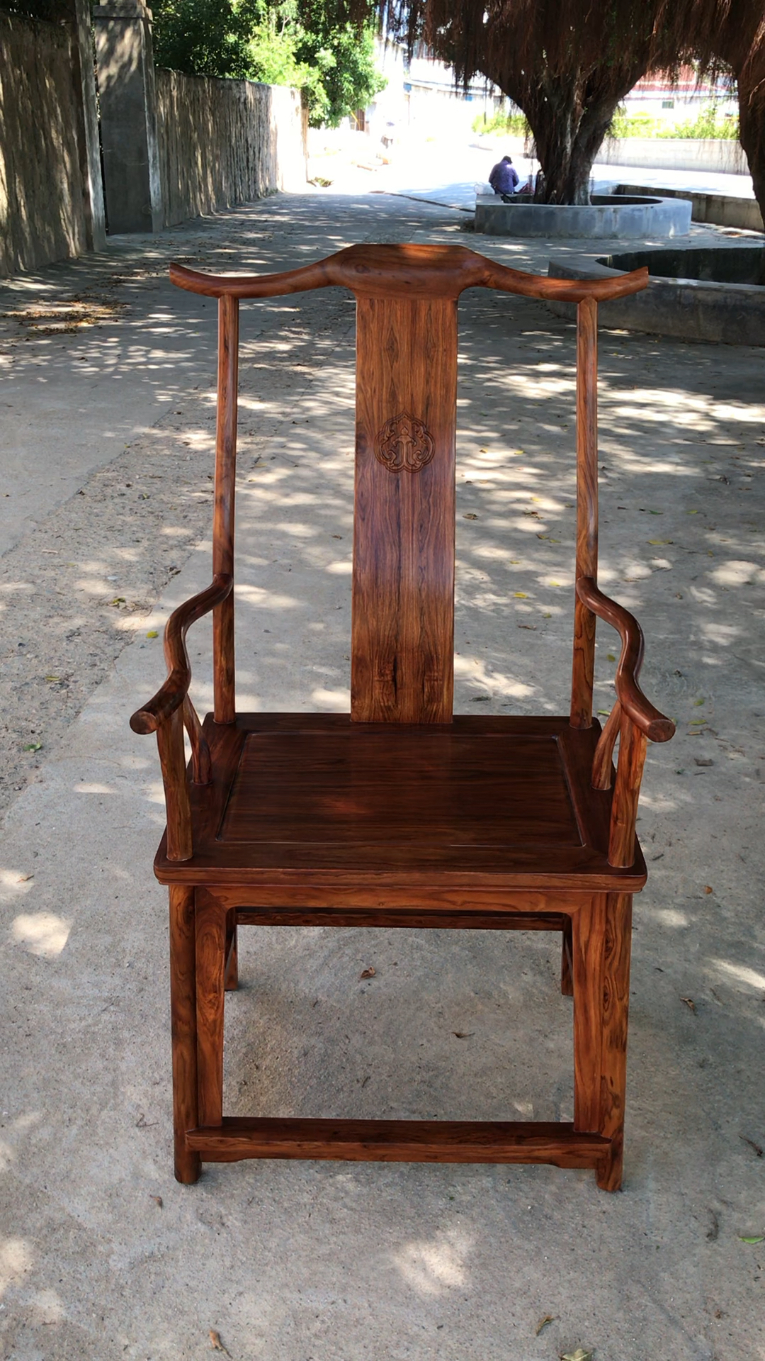 【海黄四出头官帽椅】 四出头官帽椅的造型特点是:其背板为"s"形,造型