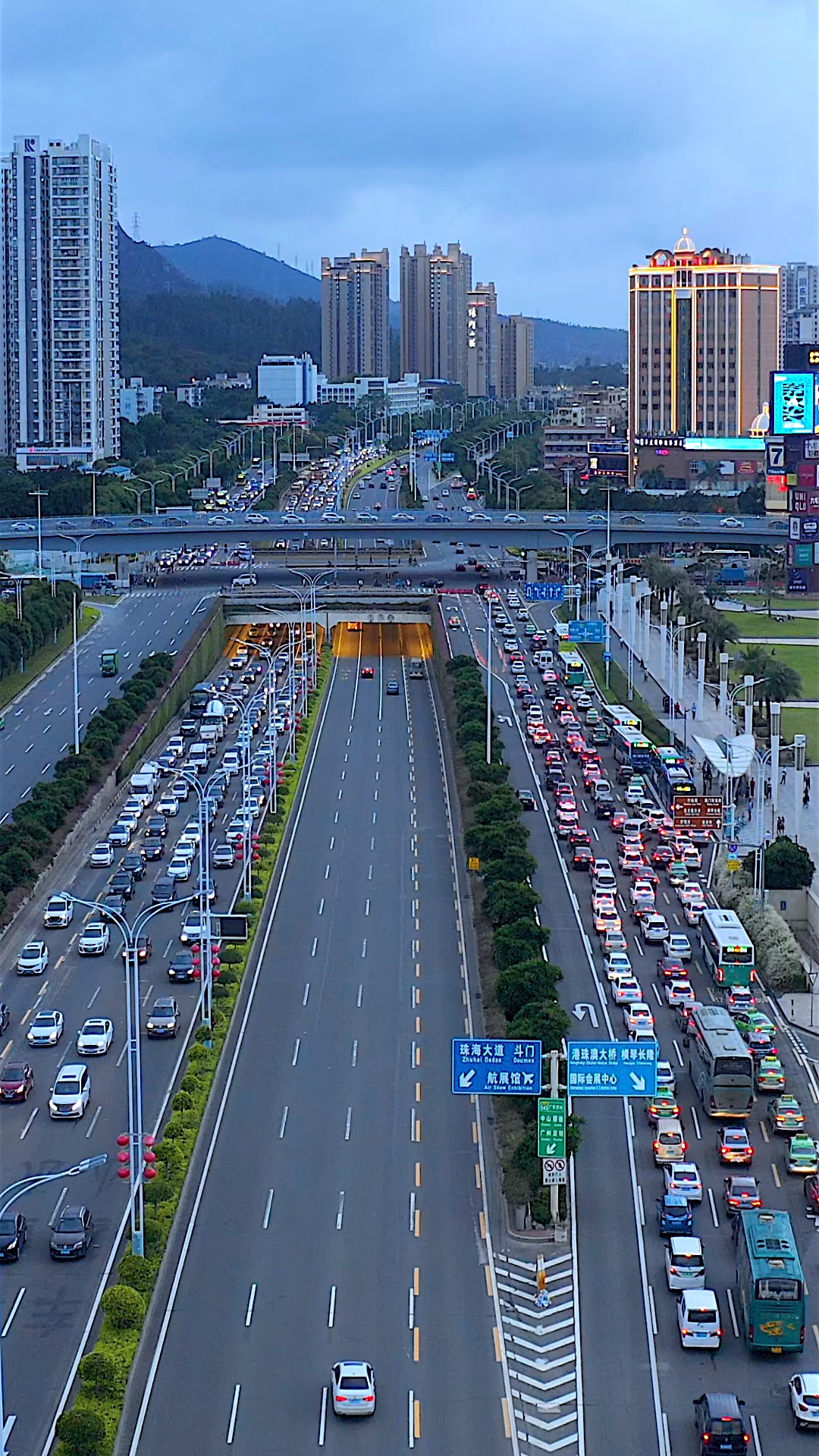 珠海最拥堵的路段《珠海大道》,工作日上下班高峰期非常的拥堵