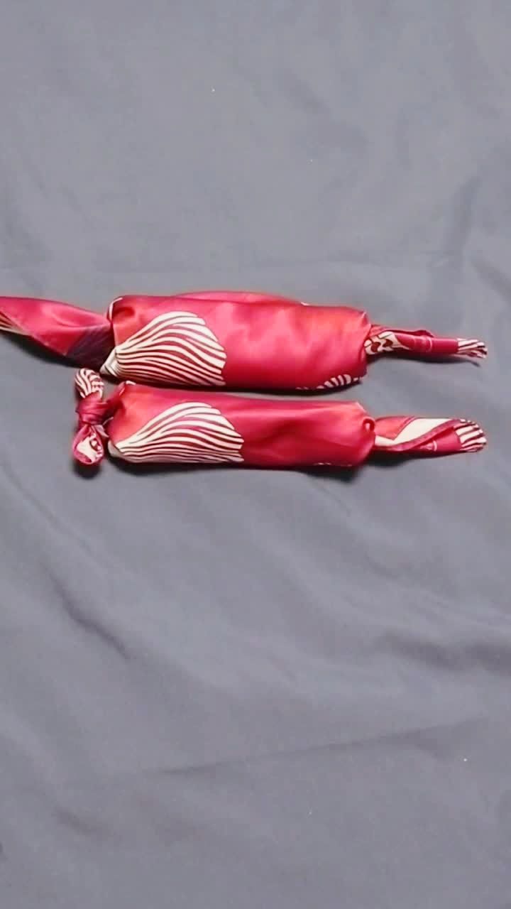 和小疯子聊小时候妈妈用手绢折小老鼠,刚好手边有学校发的丝巾,就拿来