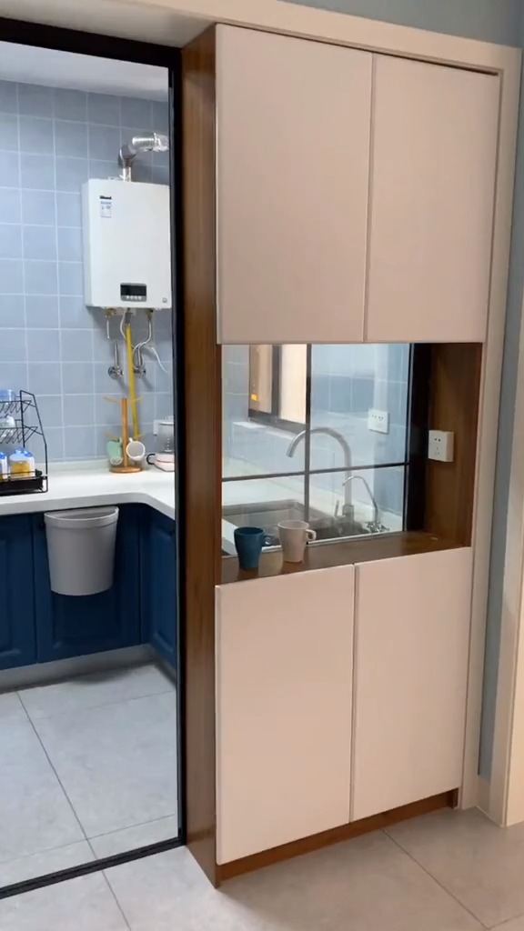 把厨房的一扇推拉门改成这样的薄柜,中空部分预留电源和饮水管,后期装